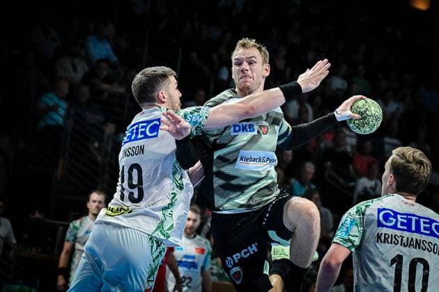 06 09 2025, xlakx, Handball Daikin HBL, Fuechse Berlin SC Magdeburg f l Elvar Oern Jonsson SC Magdeburg , Mathias Gidsel Fuechse Berlin goes for the jump shot Berlin Daniel Lakomski
