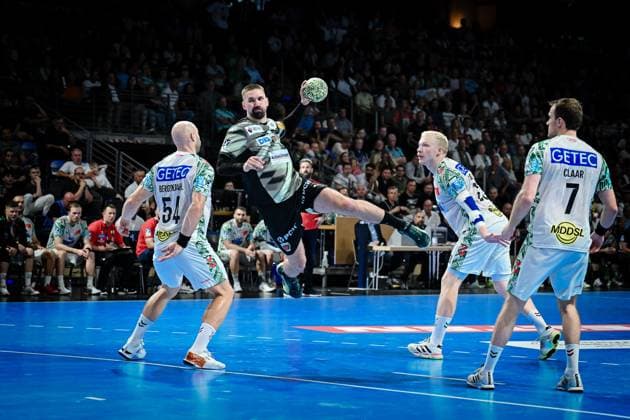 06 09 2025, xlakx, Handball Daikin HBL, Fuechse Berlin SC Magdeburg f l Oscar Bergendahl SC Magdeburg ,Fabian Wiede Fuechse Berlin Magnus Saugstrup SC Magdeburg ,Felix Claar SC Magdeburg goes for a jump shot Berlin Daniel Lakomski