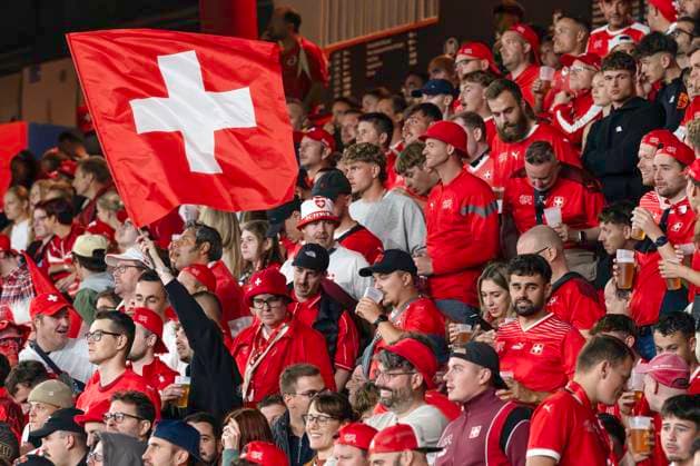 Schweizer Fan mit Fahne, Schweiz - Kosovo, WM Qualifikation, Nationalmannschaft, Fussball, 05.09.2025 *** Swiss fan with flag, Switzerland Kosovo, World Cup qualification, national team, soccer, 05 09 2025 
