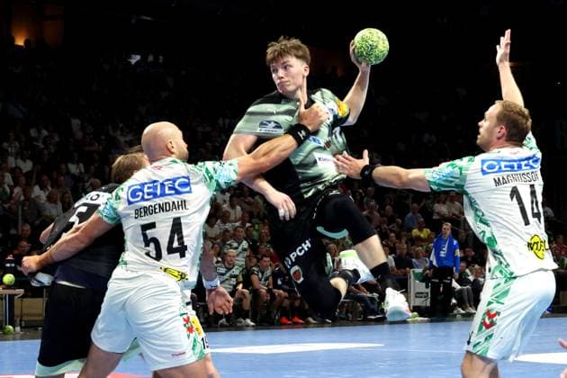 DEU, DHB, 1 HBL, Fuechse Berlin vs SC Magdeburg, 06 09 2025, Max Schmeling Halle, Berlin, DEU, DHB, 1 HBL, Fuechse Berlin vs SC Magdeburg, in the picture Nils Lichtlein Fuechse Berlin 17 , Oscar Bergendahl SC Magdeburg 54 , Omar Ingi Magnusson SC Magdeburg 14 nordphotoxGmbHx xEngler nph00076
