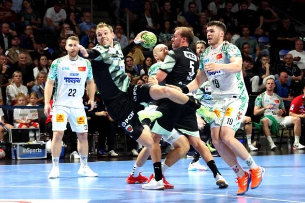 DEU, DHB, 1 HBL, Fuechse Berlin vs SC Magdeburg, 06 09 2025, Max Schmeling Halle, Berlin, DEU, DHB, 1 HBL, Fuechse Berlin vs SC Magdeburg, in the picture Mathias Gidsel Fuechse Berlin 19 , Max Darj Fuechse Berlin 5 , ELVAR OERN JONSSON SC Magdeburg 19 nordphotoxGmbHx xEngler nph00076
