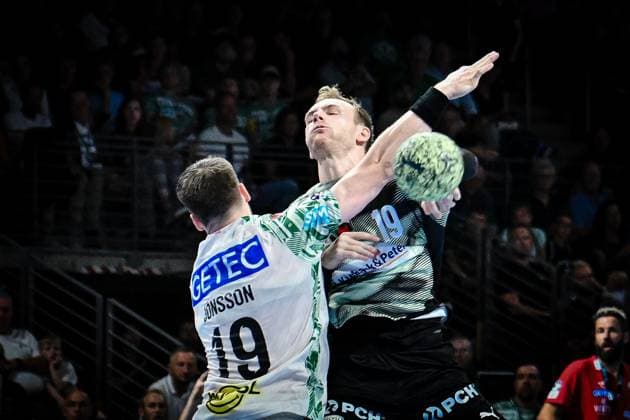 06 09 2025, xlakx, Handball Daikin HBL, Fuechse Berlin SC Magdeburg v l Elvar Oern Jonsson SC Magdeburg ,Mathias Gidsel Fuechse Berlin duel, duel, fight, tackle Berlin Daniel Lakomski