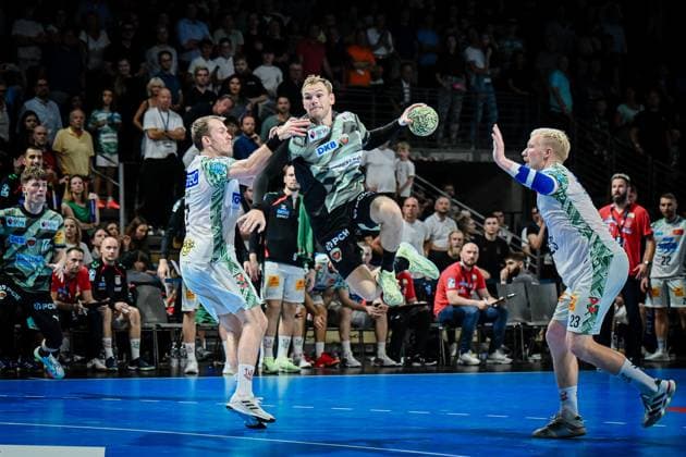 06 09 2025, xlakx, Handball Daikin HBL, Fuechse Berlin SC Magdeburg f l Felix Claar SC Magdeburg ,Mathias Gidsel Fuechse Berlin ,Magnus Saugstrup SC Magdeburg goes for a jump shot Berlin Daniel Lakomski