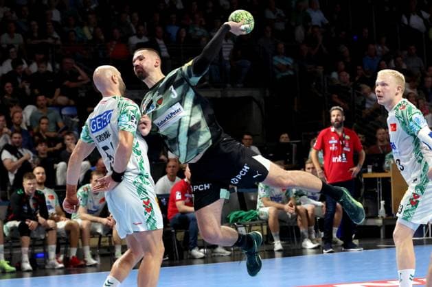 DEU, DHB, 1 HBL, Fuechse Berlin vs SC Magdeburg, 06 09 2025, Max Schmeling Halle, Berlin, DEU, DHB, 1 HBL, Fuechse Berlin vs SC Magdeburg, in the picture Fabian Wiede Fuechse Berlin 3 , Oscar Bergendahl SC Magdeburg 54 nordphotoxGmbHx xEngler nph00076
