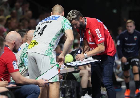 GER HBL season 2025 2026 FÜCHSE Berlin vs SC Magdeburg, 06 09 25, Max Schmeling Halle, Berlin, Bennet WIEGERT SC Magdeburg coach in dialog with his defensive strategists Christian O SULLIVAN SC Magdeburg 24 and Oscar BEGRENDAHL SC Magdeburg 54
