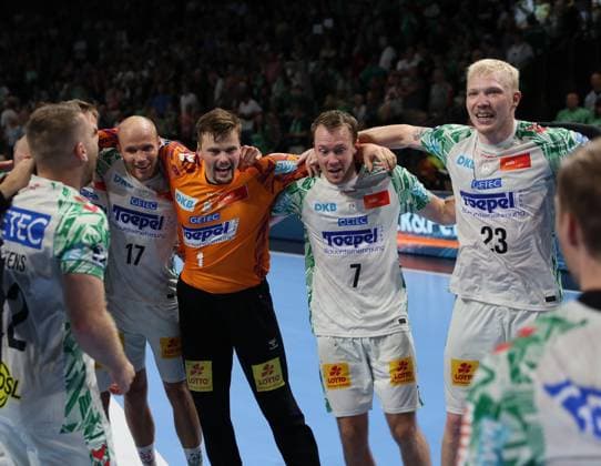 GER HBL season 2025 2026 FÜCHSE Berlin vs SC Magdeburg, 06 09 25, Max Schmeling Halle, Berlin, SC Magdeburg celebrates important away win against FÜCHSE Berlin, cheers, emotion, team circle, m220, Tim HORNKE SC Magdeburg 17 , Sergey HERNANDEZ FERRER SC Magdeburg 1 , Felix CLAAR SC Magdeburg 7 , Magnus SAUGSTRUP SC Magdeburg 23