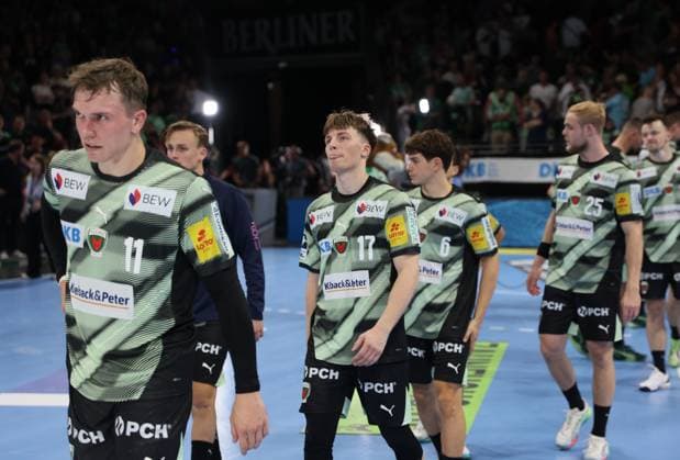 GER HBL season 2025 2026 FÜCHSE Berlin vs SC Magdeburg, 06 09 25, Max Schmeling Halle, Berlin, pure disappointment at FÜCHSEN Berlin, hanging heads in frustration