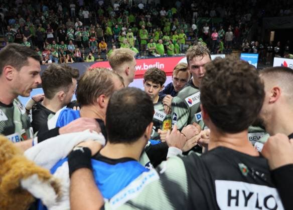 GER HBL season 2025 2026 FÜCHSE Berlin vs SC Magdeburg, 06 09 25, Max Schmeling Halle, Berlin, Team circle after the final whistle, FÜCHSE Berlin without a chance against SC Magdeburg