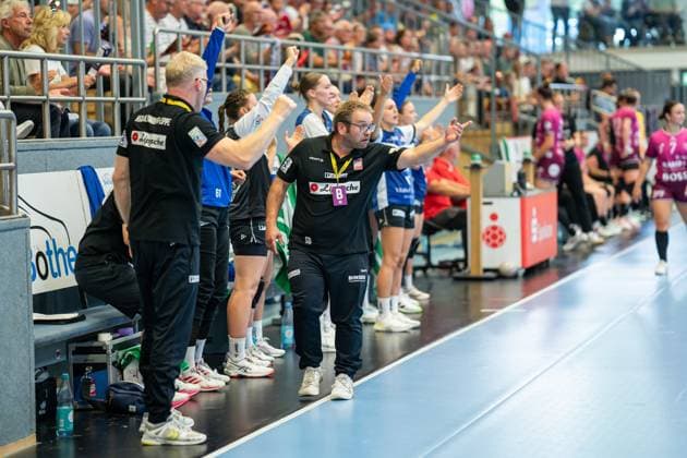 HSG Blomberg Lippe GER vs TUS Metzingen GER , Handball, 1 Handball Bundesliga Women, 2 Matchday, 06 09 2025, Season 2025 2026, Blomberg Steffen Birkner HSG Blomberg Lippe, Coach gestures Blomberg Sporthalle an der Ulmenallee Germany