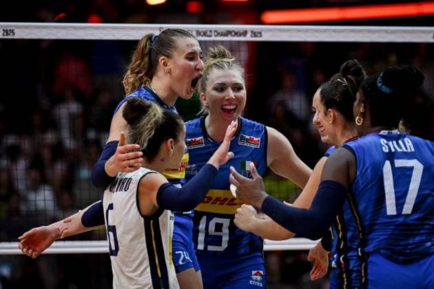 Italy v Brazil - FIVB Women’s World Volleyball Championship BANGKOK, THAILAND - SEPTEMBER 06: Players of Italy celebrate after scoring a point during the FIVB Women’s Volleyball World Championship, WM, Weltmeisterschaft semi-final match between Italy and Brazil at Huamark Indoor Stadium in Bangkok, Thailand, on September 06, 2025. Mustafa Hatipoglu Anadolu Banghok Thailand. Editorial use only. Please get in touch for any other usage.  Copyright: x2025xAnadoluxMustafaxHatipoglux