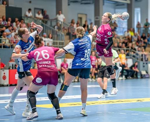 Charlotte Cholevova TUS Metzingen, 96 in goal throw against Maxi Muehlner HSG Blomberg Lippe, 10 GER, HSG Blomberg Lippe vs TuS Metzingen, Handball, ALSCO Womens Bundesliga, Season 2025 2026, 2 Matchday, 06 09 2025 GER, HSG Blomberg Lippe vs TuS Metzingen, Handball, ALSCO Womens Bundesliga, Season 2025 2026, 2 Matchday, 06 09 2025 Blomberg Copyright: xEibner-Pressefoto TimonxPetersx EP_EER