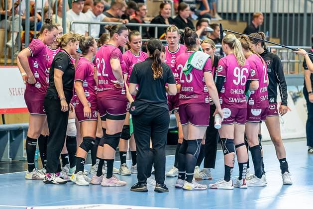 The team of TUS Metzingen GER during a timeout GER, HSG Blomberg Lippe vs TuS Metzingen, Handball, ALSCO Womens Bundesliga, Season 2025 2026, 2 Matchday, 06 09 2025 GER, HSG Blomberg Lippe vs TuS Metzingen, Handball, ALSCO Womens Bundesliga, Season 2025 2026, 2 Matchday, 06 09 2025 Blomberg Copyright: xEibner-Pressefoto TimonxPetersx EP_EER