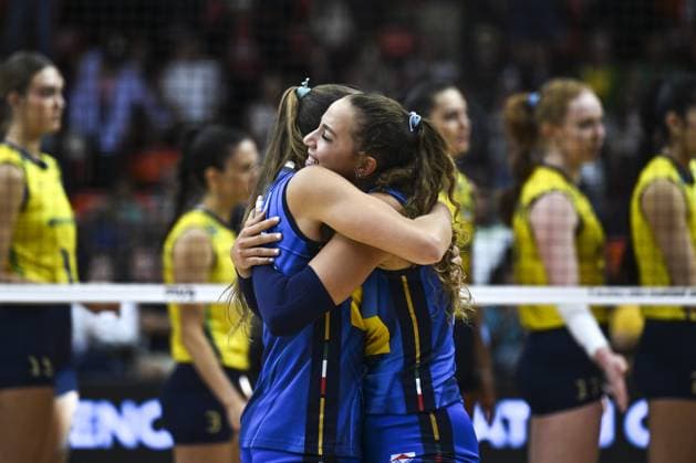 Italy v Brazil - FIVB Women’s World Volleyball Championship BANGKOK, THAILAND - SEPTEMBER 06: Players of Italy celebrate their victory at the end of the FIVB Women’s Volleyball World Championship, WM, Weltmeisterschaft semi-final match between Italy and Brazil at Huamark Indoor Stadium in Bangkok, Thailand, on September 06, 2025. Mustafa Hatipoglu Anadolu Banghok Thailand. Editorial use only. Please get in touch for any other usage.  Copyright: x2025xAnadoluxMustafaxHatipoglux