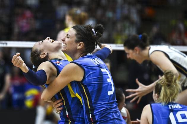 Italy v Brazil - FIVB Women’s World Volleyball Championship BANGKOK, THAILAND - SEPTEMBER 06: Players of Italy celebrate their victory at the end of the FIVB Women’s Volleyball World Championship, WM, Weltmeisterschaft semi-final match between Italy and Brazil at Huamark Indoor Stadium in Bangkok, Thailand, on September 06, 2025. Mustafa Hatipoglu Anadolu Banghok Thailand. Editorial use only. Please get in touch for any other usage.  Copyright: x2025xAnadoluxMustafaxHatipoglux
