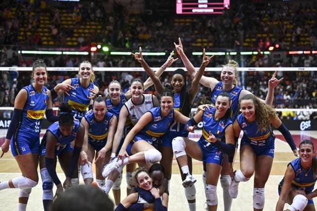 Italy v Brazil - FIVB Women’s World Volleyball Championship BANGKOK, THAILAND - SEPTEMBER 06: Players of Italy pose for a team photo to celebrate their victory at the end of the FIVB Women’s Volleyball World Championship, WM, Weltmeisterschaft semi-final match between Italy and Brazil at Huamark Indoor Stadium in Bangkok, Thailand, on September 06, 2025. Mustafa Hatipoglu Anadolu Banghok Thailand. Editorial use only. Please get in touch for any other usage.  Copyright: x2025xAnadoluxMustafaxHatipoglux