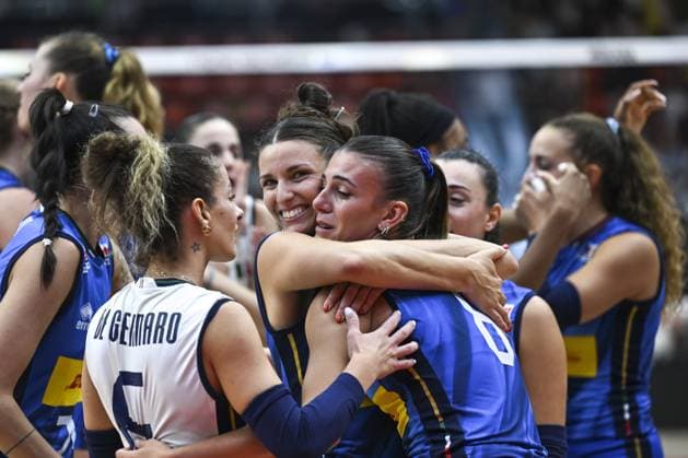 Italy v Brazil - FIVB Women’s World Volleyball Championship BANGKOK, THAILAND - SEPTEMBER 06: Players of Italy celebrate their victory at the end of the FIVB Women’s Volleyball World Championship, WM, Weltmeisterschaft semi-final match between Italy and Brazil at Huamark Indoor Stadium in Bangkok, Thailand, on September 06, 2025. Mustafa Hatipoglu Anadolu Banghok Thailand. Editorial use only. Please get in touch for any other usage.  Copyright: x2025xAnadoluxMustafaxHatipoglux