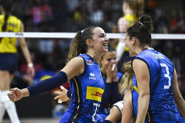 Italy v Brazil - FIVB Women’s World Volleyball Championship BANGKOK, THAILAND - SEPTEMBER 06: Players of Italy celebrate their victory at the end of the FIVB Women’s Volleyball World Championship, WM, Weltmeisterschaft semi-final match between Italy and Brazil at Huamark Indoor Stadium in Bangkok, Thailand, on September 06, 2025. Mustafa Hatipoglu Anadolu Banghok Thailand. Editorial use only. Please get in touch for any other usage.  Copyright: x2025xAnadoluxMustafaxHatipoglux