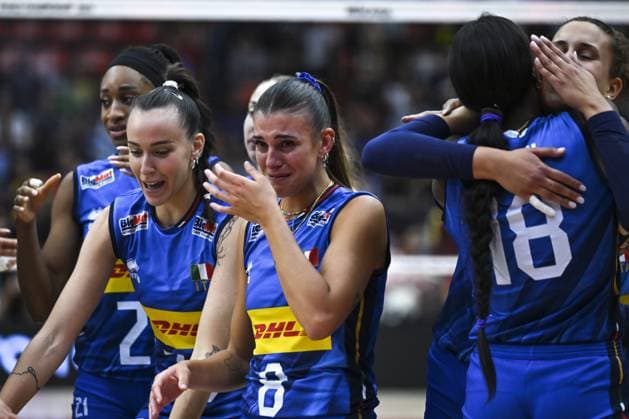 Italy v Brazil - FIVB Women’s World Volleyball Championship BANGKOK, THAILAND - SEPTEMBER 06: Players of Italy celebrate their victory at the end of the FIVB Women’s Volleyball World Championship, WM, Weltmeisterschaft semi-final match between Italy and Brazil at Huamark Indoor Stadium in Bangkok, Thailand, on September 06, 2025. Mustafa Hatipoglu Anadolu Banghok Thailand. Editorial use only. Please get in touch for any other usage.  Copyright: x2025xAnadoluxMustafaxHatipoglux