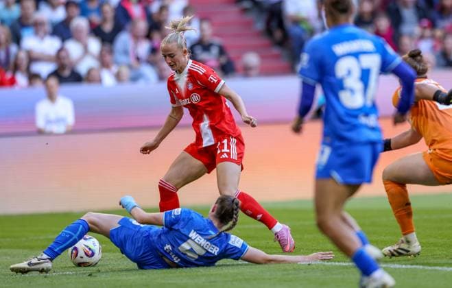 DEU, München, FC Bayern München vs Bayer Leverkusen, Google Pixel Frauen Bundesliga DFB, Saison 2526, Allianz Arena, 1 Spieltag, im Bild f l n r Claudia Wenger Bayer Leverkusen 5 , Lea Schüller Bayern München 11 DFB DFL REGULATIONS PROHIBIT ANY USE OF PHOTOGRAPHS AS IMAGE SEQUENCES AND OR QUASI VIDEO, 06 09 2025, Copyright: HMBxMedia HendrikxHamelau
