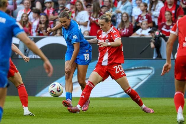 Julia Mickenhagen Bayer Leverkusen, 18 , Franziska Kett Bayern Munich, 20 Soccer Womens Bundesliga, 1 Matchday, FC Bayern Munich vs Bayer 04 Leverkusen on 06 09 2025 in Munich Allianz Arena , Germany Munich Allianz Arena Germany Copyright: xFranzxReindelx