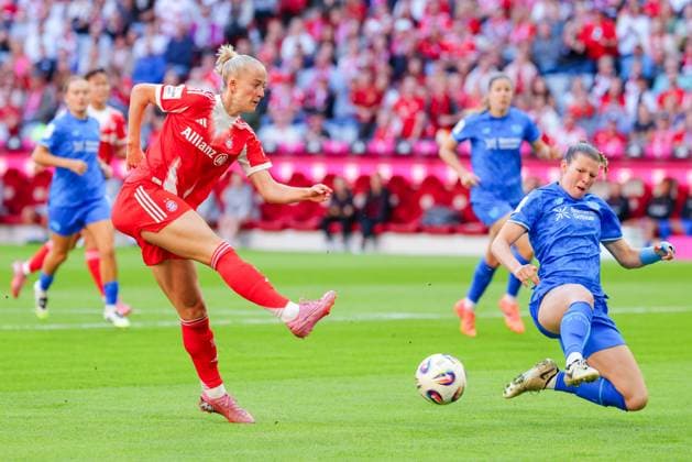 Lea Schüller 11, FC Bayern Munich and Claudia Wenger 5, Bayer 04 Leverkusen at the match between FC Bayern Munich v Bayer 04 Leverkusen, Football, Women, Google Pixel Women Bundesliga, 2025 2026, 1 Matchday on 06 09 2025 in Munich, Allianz Arena DFL and DFB regulations prohibit any use of photographs as image sequences and or quasi video Bayern Germany