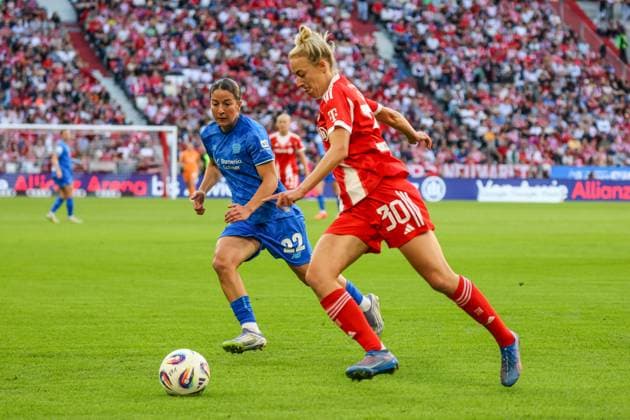 Carolin Simon Bayern Munich, 30 , Ruby Grant Bayer Leverkusen, 22 Soccer Womens Bundesliga, 1 Matchday, FC Bayern Munich vs Bayer 04 Leverkusen on 06 09 2025 in Munich Allianz Arena , Germany Munich Allianz Arena Germany Copyright: xFranzxReindelx