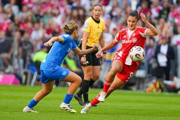 Fussball: Frauen-Bundesliga, 1. Spieltag, FC Bayern München - Bayer Leverkusen am 06.09.2025 in München (Allianz Arena), Deutschland, Saison 2025 2026 DFL REGULATIONS PROHIBIT ANY USE OF PHOTOGRAPHS AS IMAGE SEQUENCES AND OR QUASI VIDEO: Mit Ball Jovana Damnjanovic (9, FCB) im Zweikampf mit Sofie Lena Zdebel (16, LEV). München Allianz Arena Deutschland *** Soccer Womens Bundesliga, Matchday 1, FC Bayern Munich Bayer Leverkusen on 06 09 2025 in Munich Allianz Arena , Germany, Season 2025 2026 DFL REGULATIONS PROHIBIT ANY USE OF PHOTOGRAPHS AS IMAGE SEQUENCES AND OR QUASI VIDEO With ball Jovana Damnjanovic 9, FCB in duel with Sofie Lena Zdebel 16, LEV Munich Allianz Arena Germany Copyright: xChristophxKinzingerx