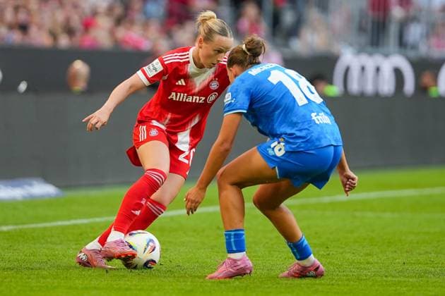 Soccer Womens Bundesliga, Matchday 1, FC Bayern Munich Bayer Leverkusen on 06 09 2025 in Munich Allianz Arena , Germany, Season 2025 2026 DFL REGULATIONS PROHIBIT ANY USE OF PHOTOGRAPHS AS IMAGE SEQUENCES AND OR QUASI VIDEO With ball Franziska Kett 20, FCB in duel with Julia Mickenhagen 18, LEV Munich Allianz Arena Germany Copyright: xChristophxKinzingerx