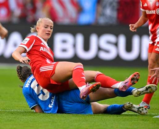06 09 2025, Google Pixel Womens Soccer Bundesliga 2025 2026, 1 matchday, FC Bayern Munich Bayer 04 Leverkusen, in the Allianz Arena Munich, f l Claudia Wenger Bayerr 04 Leverkusen against Lea Schüller FC Bayern Munich