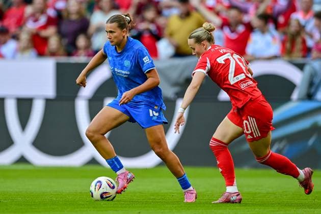 v li Julia Mickenhagen Bayer Leverkusen, 18 Franziska Kett FC Bayern Munich, FCB, 20 in duel, duel, tackle, dynamic, action, action, 06 09 2025, Munich Germany , Football, Google Pixel Women Bundesliga, FC Bayern Munich Bayer Leverkusen, DFB DFL REGULATIONS PROHIBIT ANY USE OF PHOTOGRAPHS AS IMAGE SEQUENCES AND OR QUASI VIDEO xslx