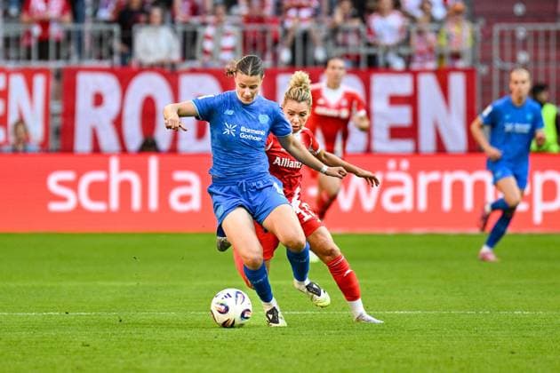 Soccer I Women I Season 2025 2026 I Bundesliga I 1 Matchday I FC Bayern Munich Bayer 04 Leverkusen I 06 09 2025 duel Katharina Piljic 6, Bayer 04 Leverkusen and Linda Dallmann 10, FC Bayern Munich Munich Allianz Arena Werner Heisenberg Allee 25 Bayern Germany Copyright: xLobeca InesxHähnelx