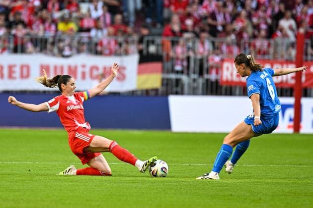 Soccer I Women I Season 2025 2026 I Bundesliga I 1 Matchday I FC Bayern Munich Bayer 04 Leverkusen I 06 09 2025 Duel Sarah Zadrazil 25, FC Bayern Munich and Katharina Piljic 6, Bayer 04 Leverkusen Munich Allianz Arena Werner Heisenberg Allee 25 Bayern Germany Copyright: xLobeca InesxHähnelx