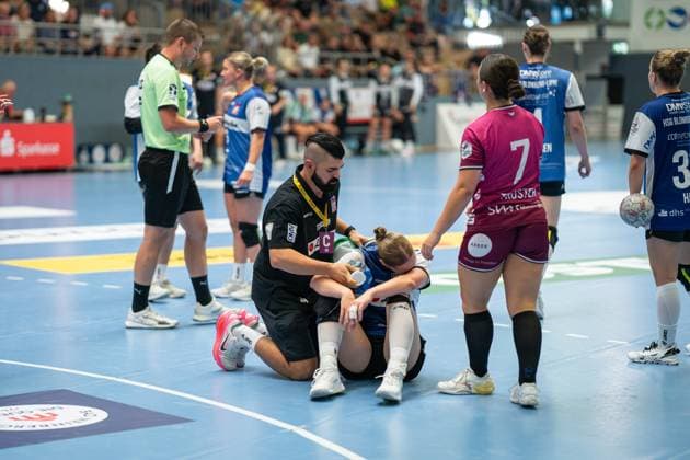 HSG Blomberg Lippe GER vs TUS Metzingen GER , Handball, 1 Handball Bundesliga Women, 2 Matchday, 06 09 2025, Season 2025 2026, Blomberg Schaho Aziz HSG Blomberg Lippe, Physiotherapist cares for the injured Nieke Kuehne HSG Blomberg Lippe, 09 Blomberg Sporthalle an der Ulmenallee Germany