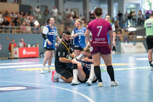 HSG Blomberg Lippe GER vs TUS Metzingen GER , Handball, 1 Handball Bundesliga Women, 2 Matchday, 06 09 2025, Season 2025 2026, Blomberg Schaho Aziz HSG Blomberg Lippe, Physiotherapist cares for the injured Nieke Kuehne HSG Blomberg Lippe, 09 Blomberg Sporthalle an der Ulmenallee Germany