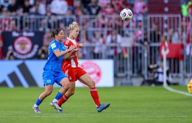 DEU, München, FC Bayern München vs Bayer Leverkusen, Google Pixel Frauen Bundesliga DFB, Saison 2526, Allianz Arena, 1 Spieltag, im Bild f l n r Ruby Grant Bayer Leverkusen 22 , Carolin Simon Bayern München 30 DFB DFL REGULATIONS PROHIBIT ANY USE OF PHOTOGRAPHS AS IMAGE SEQUENCES AND OR QUASI VIDEO, 06 09 2025, Copyright: HMBxMedia HendrikxHamelau