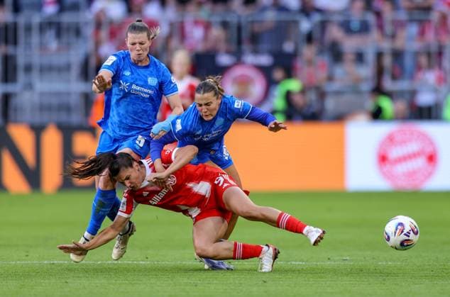 DEU, München, FC Bayern München vs Bayer Leverkusen, Google Pixel Frauen Bundesliga DFB, Saison 2526, Allianz Arena, 1 Spieltag, im Bild f l n r Claudia Wenger Bayer Leverkusen 5 , Jovana Damnjanović Bayern München 9 , Carlotta Wamser Bayer Leverkusen 37 , Zweikampf DFB DFL REGULATIONS PROHIBIT ANY USE OF PHOTOGRAPHS AS IMAGE SEQUENCES AND OR QUASI VIDEO, 06 09 2025, Copyright: HMBxMedia HendrikxHamelau