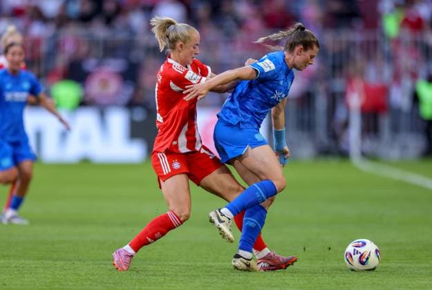 DEU, München, FC Bayern München vs Bayer Leverkusen, Google Pixel Frauen Bundesliga DFB, Saison 2526, Allianz Arena, 1 Spieltag, im Bild f l n r Lea Schüller Bayern München 11 , Claudia Wenger Bayer Leverkusen 5 DFB DFL REGULATIONS PROHIBIT ANY USE OF PHOTOGRAPHS AS IMAGE SEQUENCES AND OR QUASI VIDEO, 06 09 2025, Copyright: HMBxMedia HendrikxHamelau