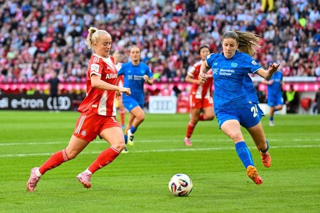 Soccer I Women I Season 2025 2026 I Bundesliga I 1 Matchday I FC Bayern Munich Bayer 04 Leverkusen I 06 09 2025 Duel Lea Schüller 11, FC Bayern Munich and Lilla Turanyi 24, Bayer 04 Leverkusen Munich Allianz Arena Werner Heisenberg Allee 25 Bayern Germany Copyright: xLobeca InesxHähnelx