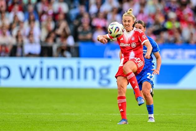 v li Carolin Simon FC Bayern München, FCB, 30 Ruby Grant Bayer Leverkusen, 22 in duel, duel, tackle, dynamic, action, action, 06 09 2025, München Deutschland , Fußball, Google Pixel Frauen Bundesliga, FC Bayern München Bayer Leverkusen, DFB DFL REGULATIONS PROHIBIT ANY USE OF PHOTOGRAPHS AS IMAGE SEQUENCES AND OR QUASI VIDEO xslx