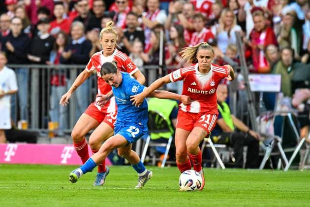 Soccer I Women I Season 2025 2026 I Bundesliga I 1 Matchday I FC Bayern Munich Bayer 04 Leverkusen I 06 09 2025 Carolin Simon 30, FC Bayern Munich , Ruby Grant 22, Bayer 04 Leverkusen and Georgia Stanway 31, FC Bayern Munich fighting for the ball Munich Allianz Arena Werner Heisenberg Allee 25 Bayern Germany Copyright: xLobeca InesxHähnelx