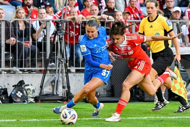 v li Carlotta Wamser Bayer Leverkusen, 37 Jovana Damnjanovic FC Bayern Munich, FCB, 9 in duel, duel, tackle, dynamics, action, action, 06 09 2025, Munich Germany , Football, Google Pixel Women Bundesliga, FC Bayern Munich Bayer Leverkusen, DFB DFL REGULATIONS PROHIBIT ANY USE OF PHOTOGRAPHS AS IMAGE SEQUENCES AND OR QUASI VIDEO xslx