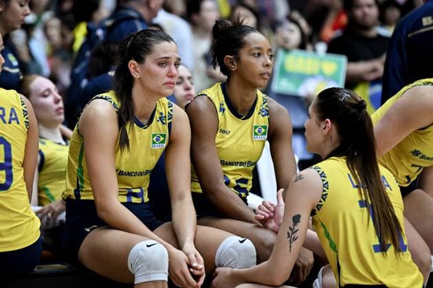 Italy v Brazil - FIVB Women’s World Volleyball Championship BANGKOK, THAILAND - SEPTEMBER 06: Brazil’s Julia Gambatto Kudiess (L) shows disappointment following her team’s loss during the FIVB Women’s Volleyball World Championship, WM, Weltmeisterschaft semi-final match between Italy and Brazil at Huamark Indoor Stadium in Bangkok, Thailand, on September 6, 2025. Mustafa Hatipoglu Anadolu Banghok Thailand. Editorial use only. Please get in touch for any other usage.  Copyright: x2025xAnadoluxMustafaxHatipoglux