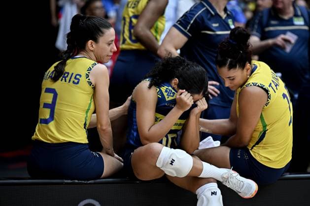 Italy v Brazil - FIVB Women’s World Volleyball Championship BANGKOK, THAILAND - SEPTEMBER 06: Brazil’s Marcelle de Arruda Mattos da Silva (C) shows disappointment following her team’s loss during the FIVB Women’s Volleyball World Championship, WM, Weltmeisterschaft semi-final match between Italy and Brazil at Huamark Indoor Stadium in Bangkok, Thailand, on September 6, 2025. Mustafa Hatipoglu Anadolu Banghok Thailand. Editorial use only. Please get in touch for any other usage.  Copyright: x2025xAnadoluxMustafaxHatipoglux