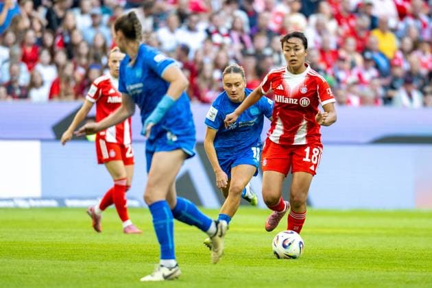 Momoko Tanikawa 18 (FC Bayern Muenchen Frauen) im Zweikampf mit Sofie Zdebel 16 (Bayer 04 Leverkusen), FC Bayern Frauen Muenchen - Bayer 04 Leverkusen, Google Pixel Frauenbundesliga, 1. Spieltag, 06.09.25 DFB regulations prohibit any use of photographs as image sequences and or quasi-video. (kolbert-press) Muenchen Bayern Deutschland Copyright: xkolbert-press UlrichxGamelx