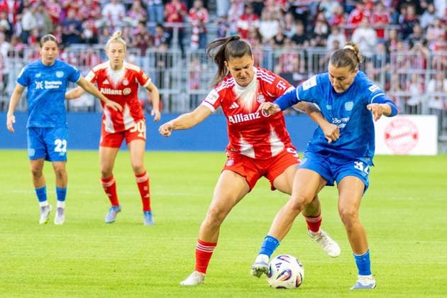 Jovana Damnjanovic 9 FC Bayern Muenchen Frauen in duel with Carlotta Wamser 37 Bayer 04 Leverkusen , FC Bayern Frauen Muenchen Bayer 04 Leverkusen, Google Pixel Frauenbundesliga, 1 Spieltag, 06 09 25 DFB regulations prohibit any use of photographs as image sequences and or quasi video kolbert press Muenchen Bayern Germany Copyright: xkolbert-press UlrichxGamelx