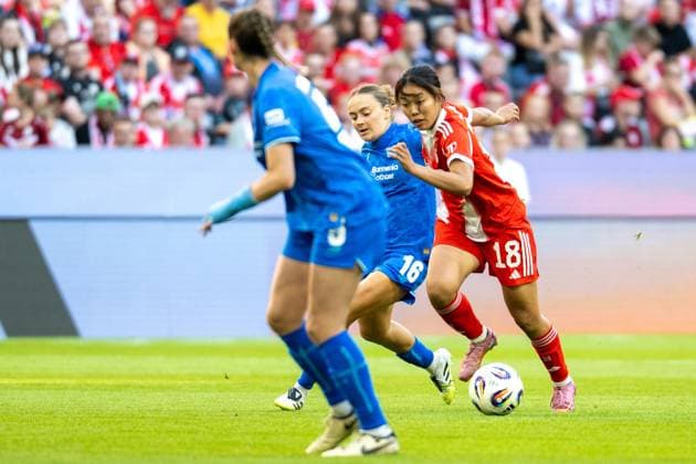 Momoko Tanikawa 18 FC Bayern Muenchen Frauen in duel with Sofie Zdebel 16 Bayer 04 Leverkusen , FC Bayern Frauen Muenchen Bayer 04 Leverkusen, Google Pixel Frauenbundesliga, 1 Spieltag, 06 09 25 DFB regulations prohibit any use of photographs as image sequences and or quasi video kolbert press Muenchen Bayern Germany Copyright: xkolbert-press UlrichxGamelx