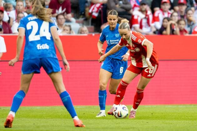Katharina Piljic 6 Bayer 04 Leverkusen in a duel with Franziska Kett 20 FC Bayern Muenchen Frauen , FC Bayern Frauen Muenchen Bayer 04 Leverkusen, Google Pixel Frauenbundesliga, 1 Spieltag, 06 09 25 DFB regulations prohibit any use of photographs as image sequences and or quasi video kolbert press Muenchen Bayern Germany Copyright: xkolbert-press UlrichxGamelx