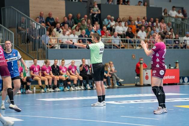HSG Blomberg Lippe GER vs TUS Metzingen GER , Handball, 1 Handball Bundesliga Women, 2 Matchday, 06 09 2025, Season 2025 2026, Blomberg Malte Frank Referee gives a 2 minutes penalty Blomberg Sporthalle an der Ulmenallee Germany