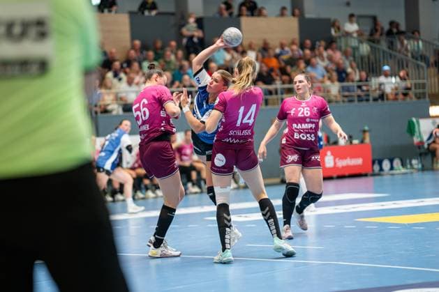 HSG Blomberg Lippe GER vs TUS Metzingen GER , Handball, 1 Handball Bundesliga Women, 2 Matchday, 06 09 2025, Season 2025 2026, Blomberg Laura Rueffieux HSG Blomberg Lippe, 03 in goal throw against v l Carolin Huebner TUS Metzingen, 56 and Klara Schlegel TUS Metzingen, 14 Blomberg Sporthalle an der Ulmenallee Germany