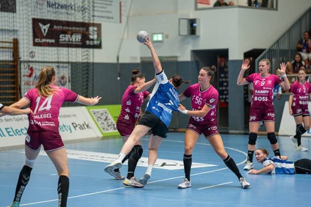 HSG Blomberg Lippe GER vs TUS Metzingen GER , Handball, 1 Handball Bundesliga Women, 2 Matchday, 06 09 2025, Season 2025 2026, Blomberg Diana Magnusdottir HSG Blomberg Lippe, 07 in goal throw, is pulled by Carolin Huebner TUS Metzingen, 56 by the jersey Blomberg Sporthalle an der Ulmenallee Germany